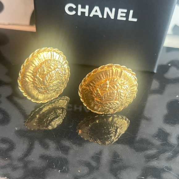 GUC Chanel Vintage 1971-1980 Gold Plated Clip-On Earrings - Picture 2 of 5